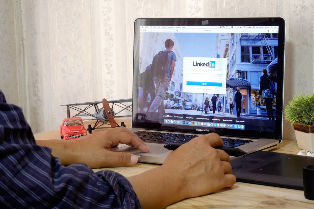 mężczyzna ogłąda profil linkedIn na komputerze